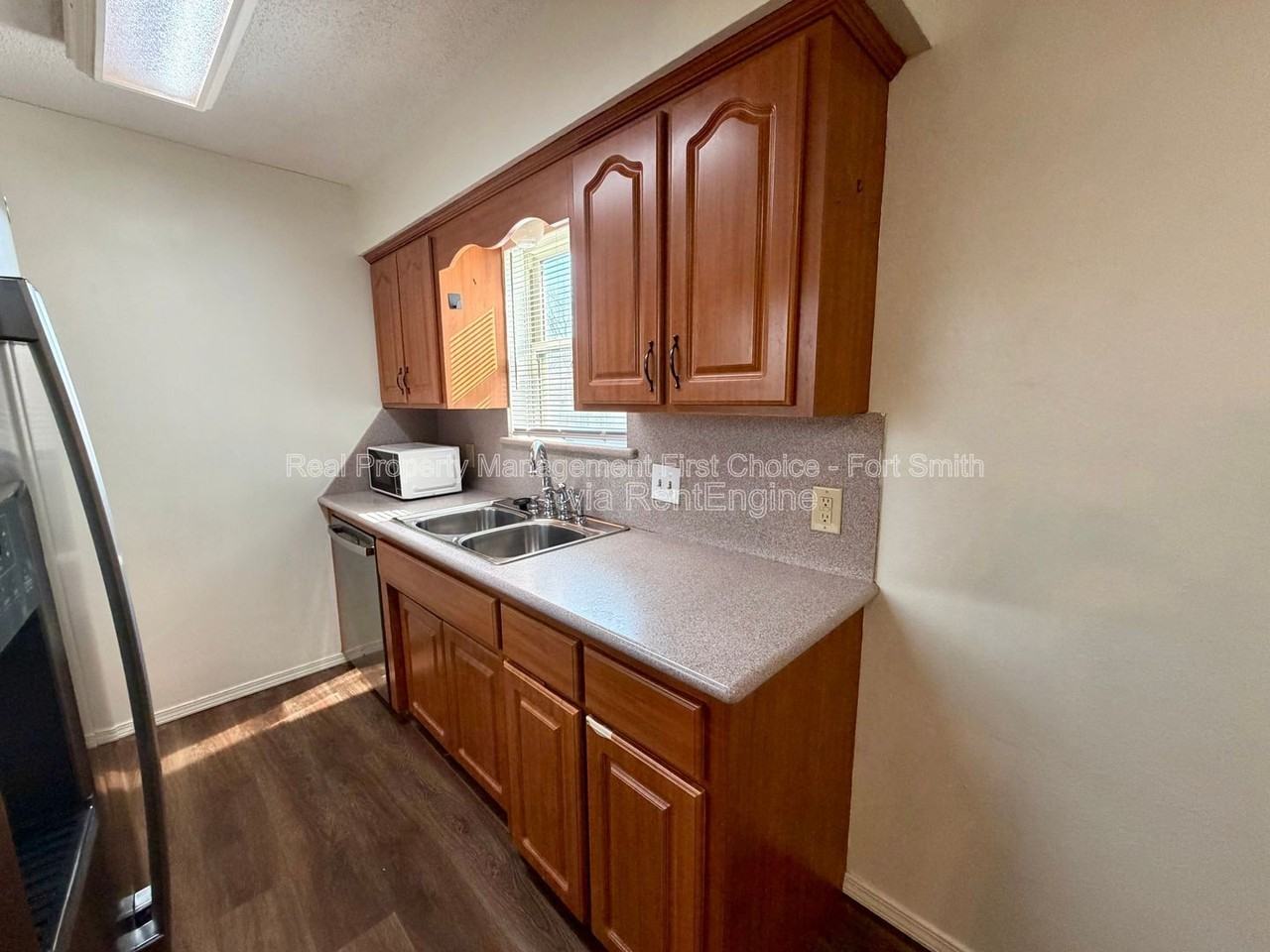 904 Hillside Dr - Photo 7 of 33