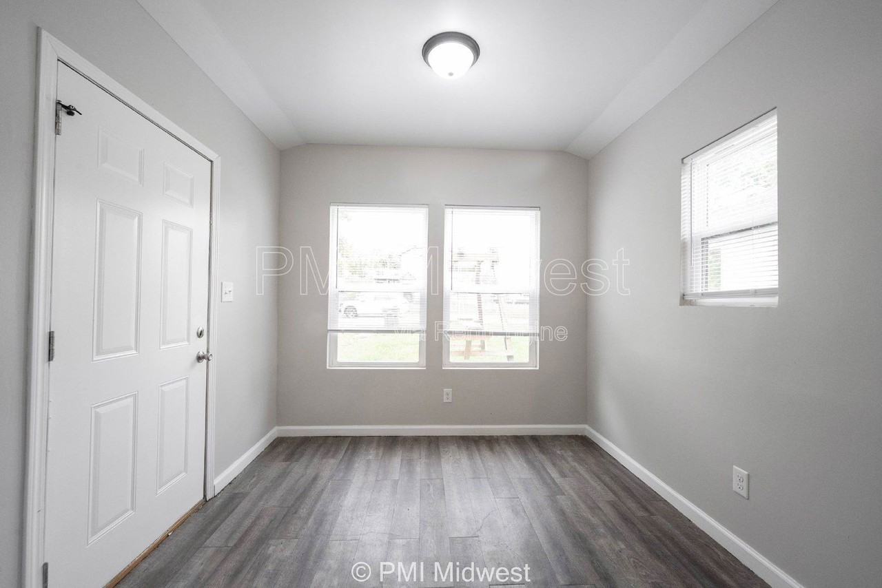 955 N Traub Ave - Photo 4 of 38