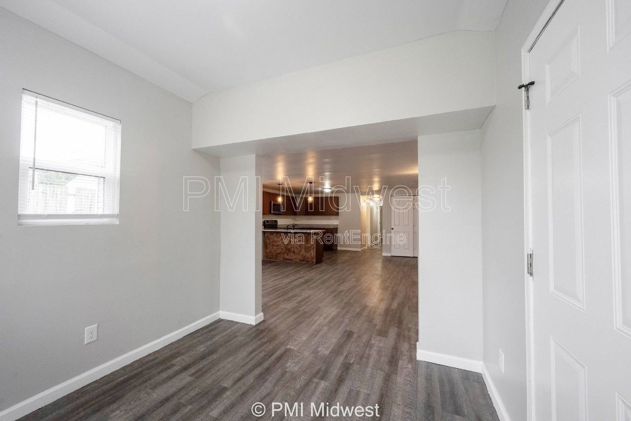 955 N Traub Ave - Photo 5 of 38