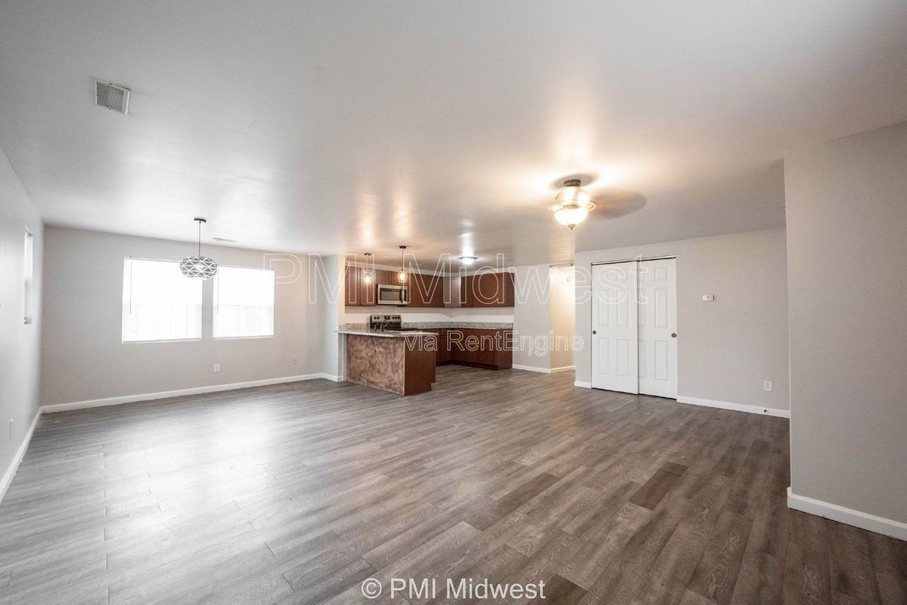 955 N Traub Ave - Photo 7 of 38