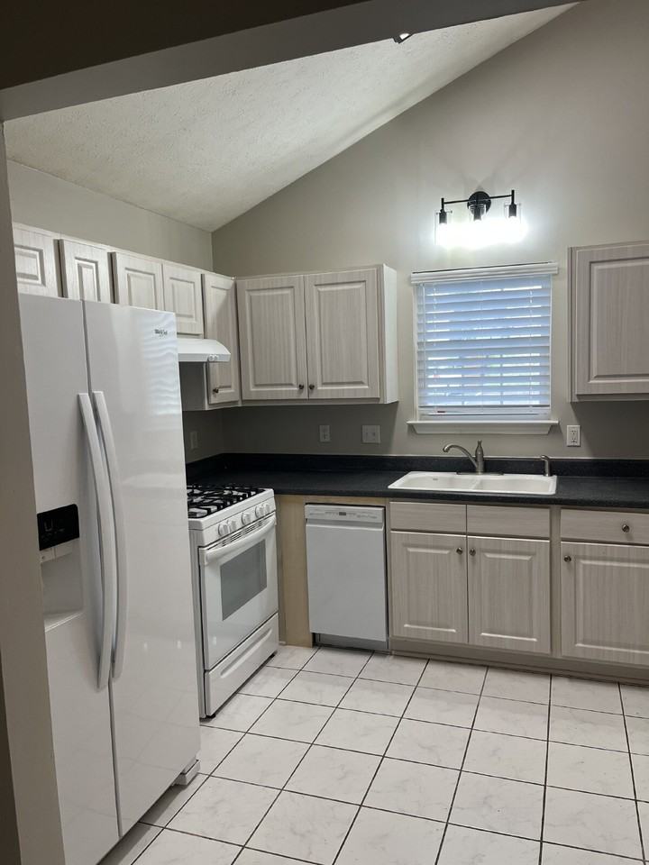 135 Lake Chateau Dr - Photo 7 of 30