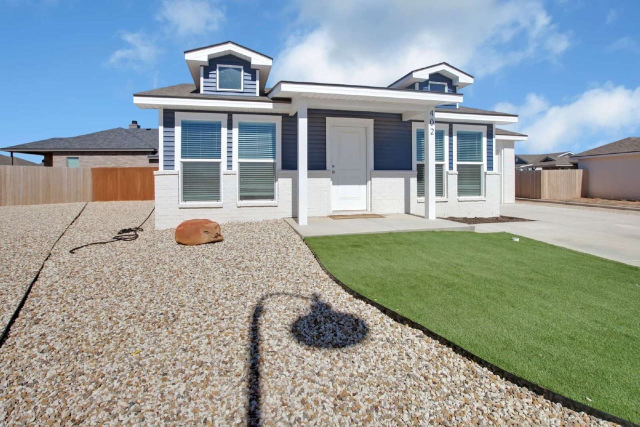 402 E 30th St - Photo 3 of 16