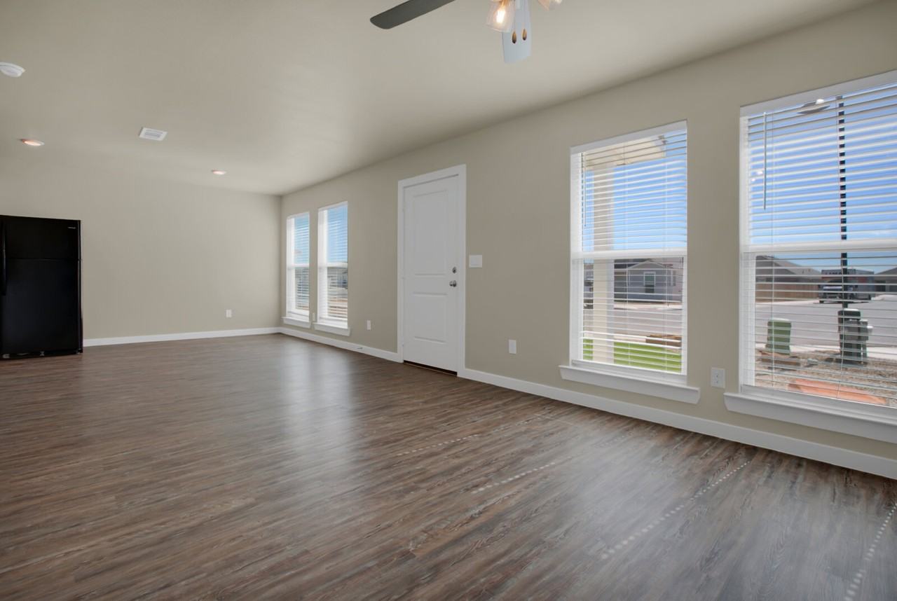 402 E 30th St - Photo 4 of 16