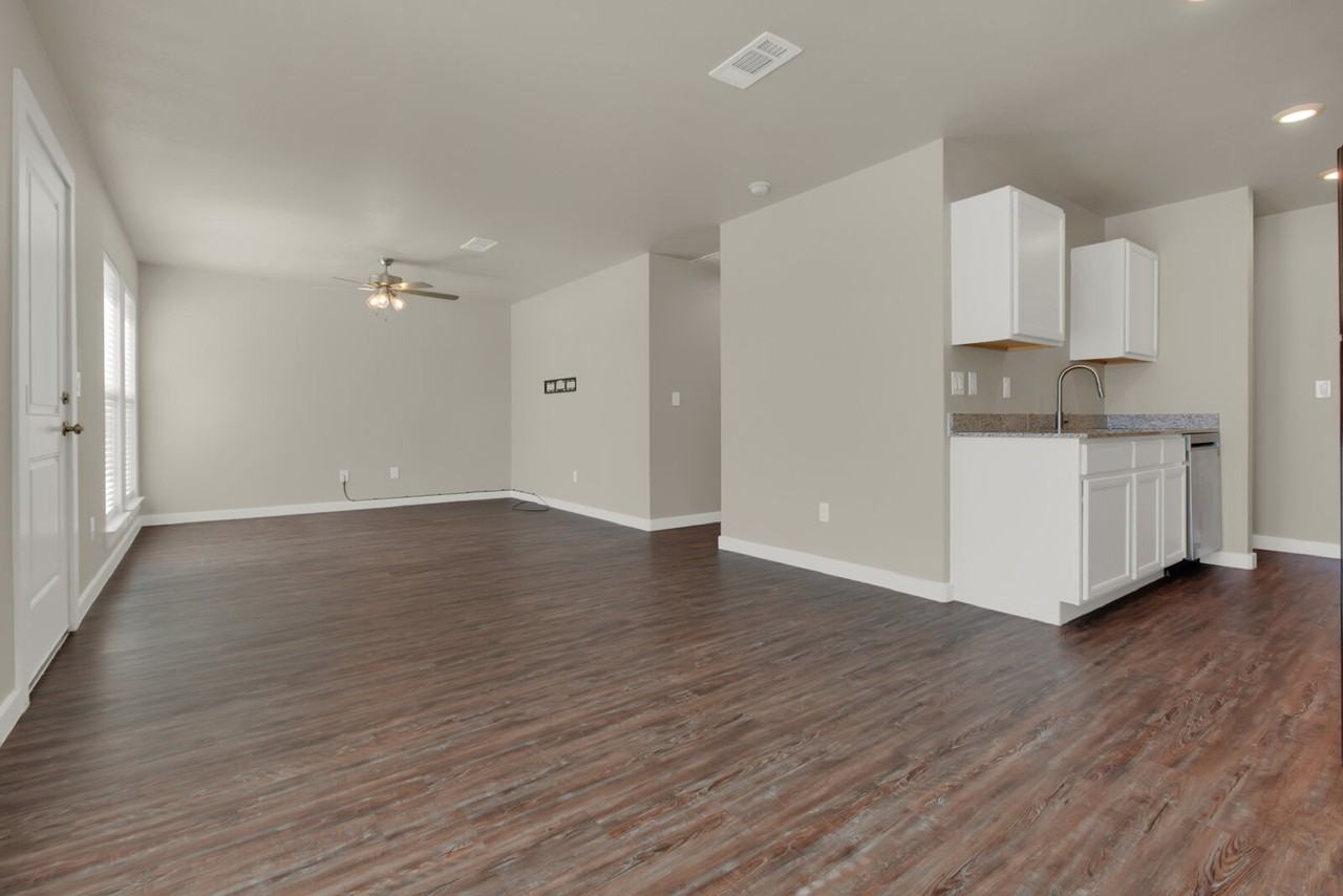 402 E 30th St - Photo 5 of 16