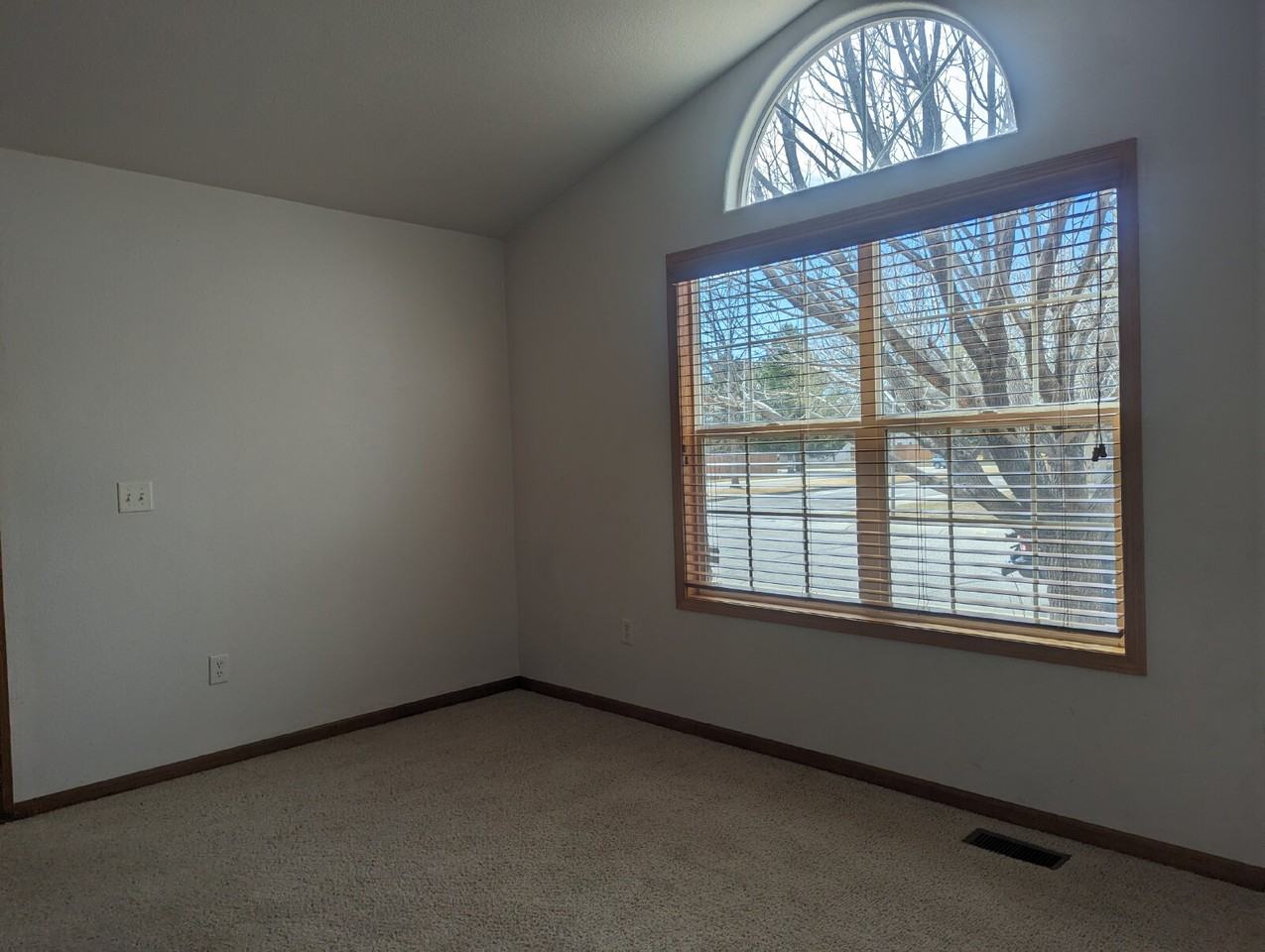 388 Cardinal Ave - Photo 4 of 15