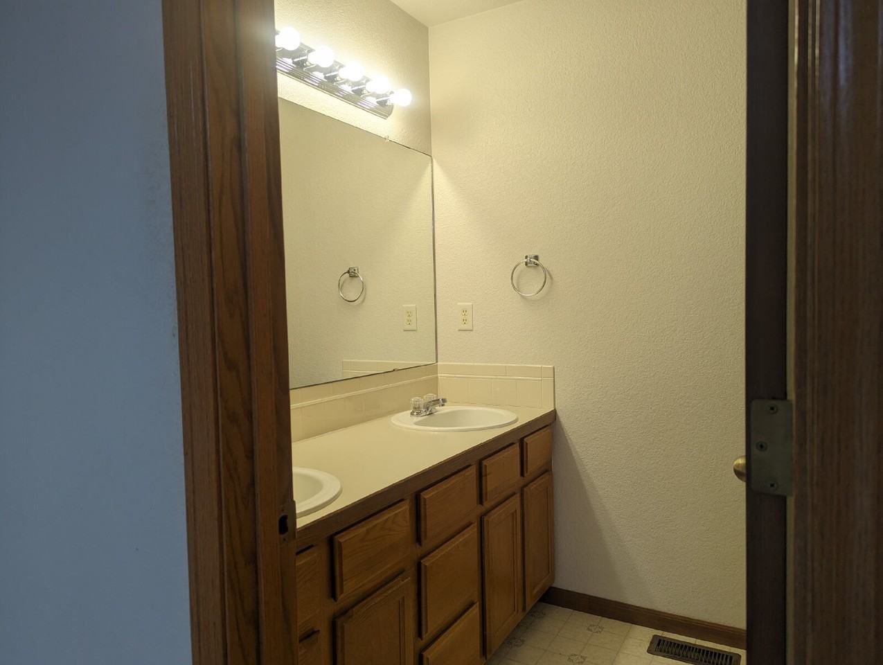 388 Cardinal Ave - Photo 6 of 15