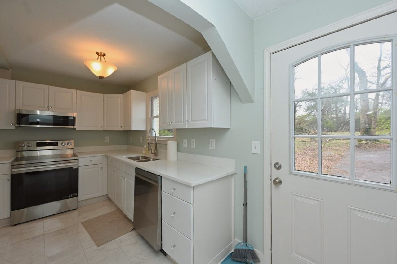 532 Wesley Ave - Photo 6 of 50