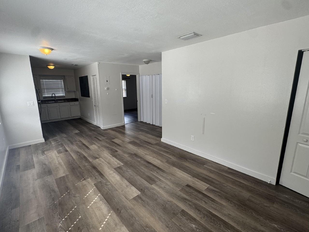 1711 W Carmen St #A - Photo 4 of 17