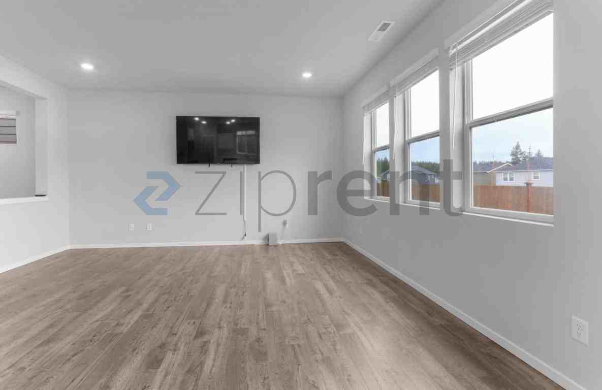 1421 Sw Pendleton Way - Photo 7 of 27