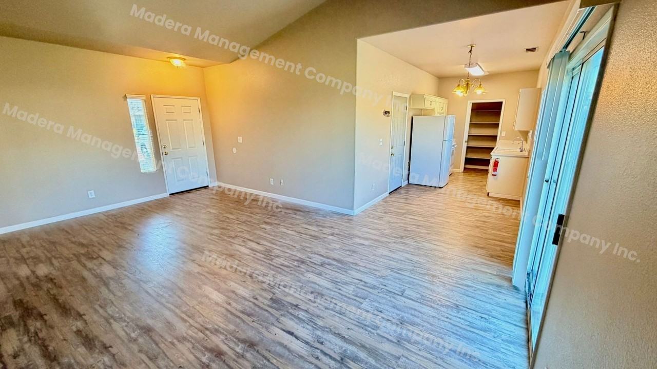 2118 Mcintyre St - Photo 2 of 12