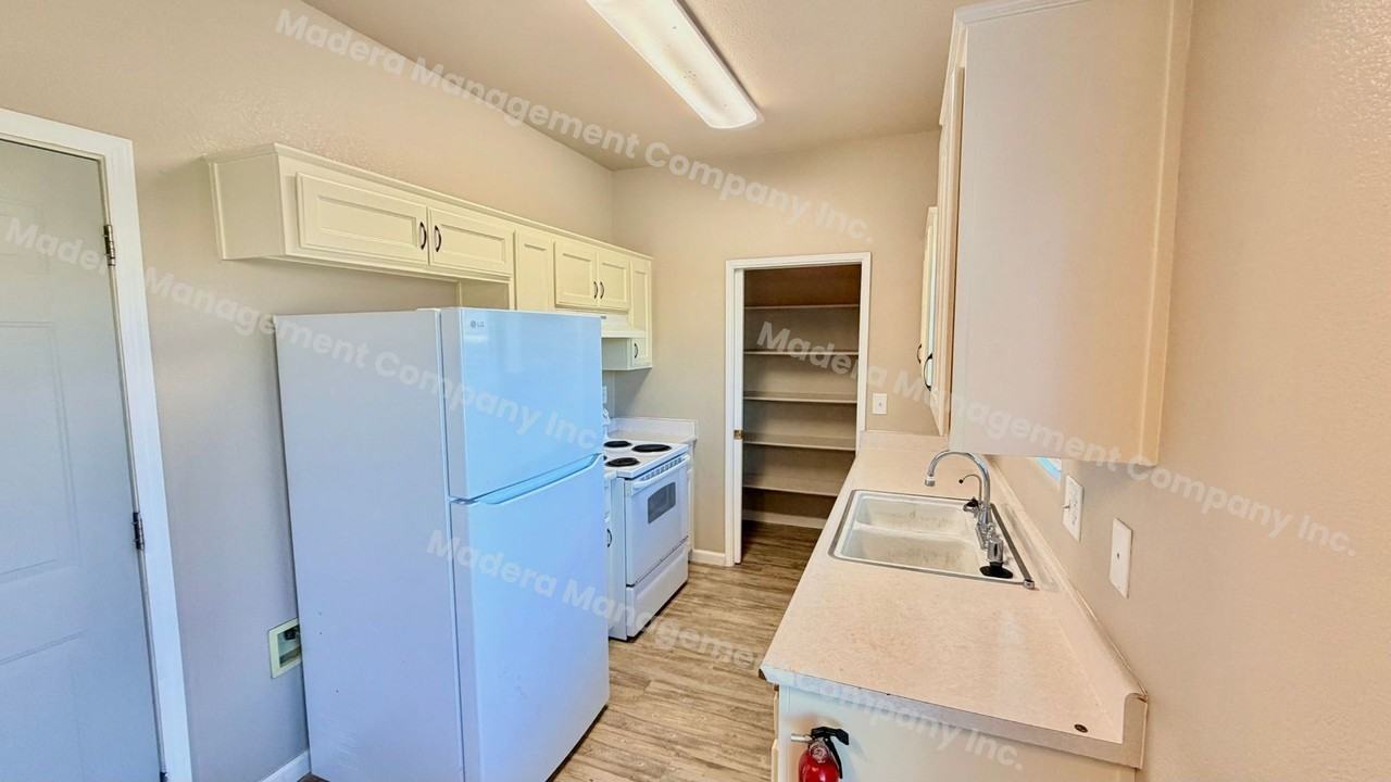 2118 Mcintyre St - Photo 3 of 12