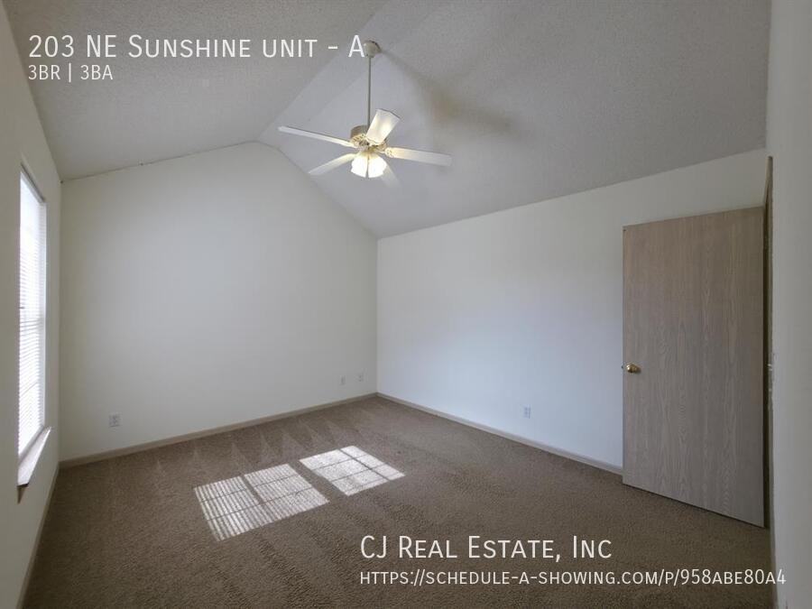 203 203 NE Sunshine unit #A - Photo 7 of 11