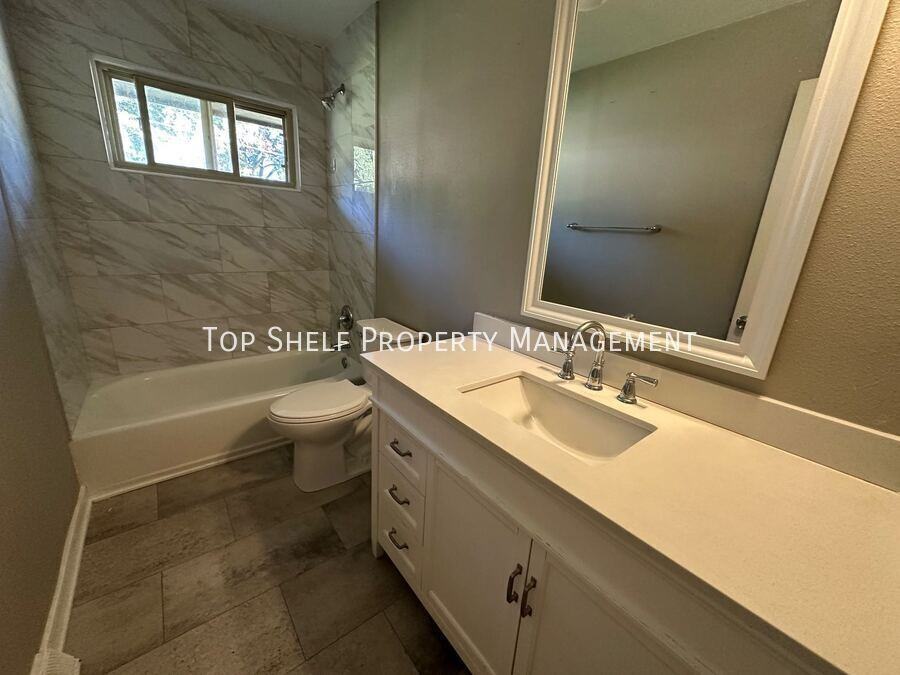 3935 Oakshire Rd - Photo 3 of 9