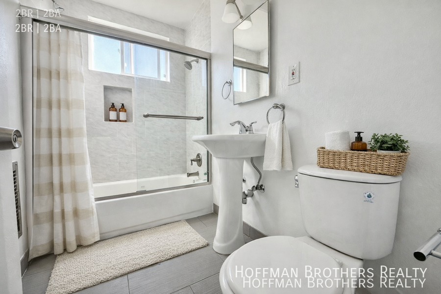 401 S St Andrews Pl #2 - Photo 4 of 5