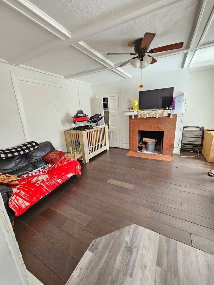 396 Liberty St - Photo 4 of 9