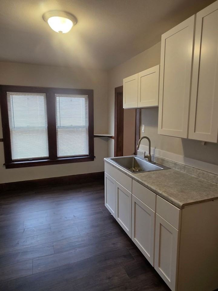 Huge 2-bedroom units - Photo 3 of 9