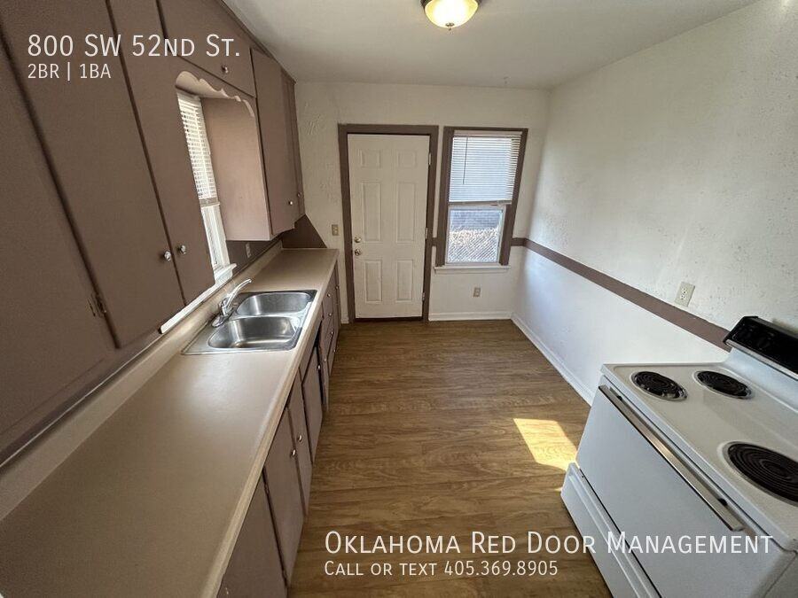 800 Sw 52nd St - Photo 3 of 12