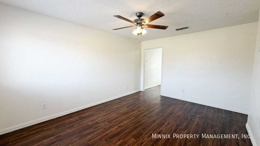 2601 W 16th St - Photo 4 of 11