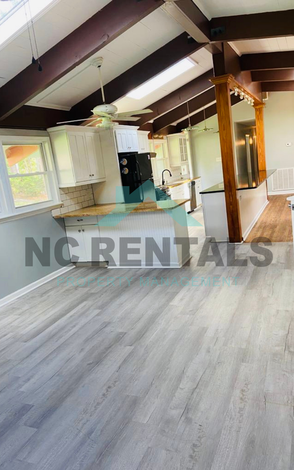 1212 Red Oak Ave - Photo 5 of 33