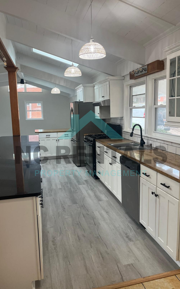 1212 Red Oak Ave - Photo 7 of 33