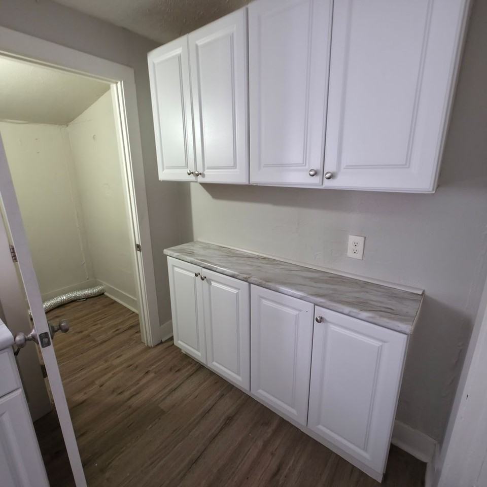 3221 Trowbridge Ave - Photo 3 of 12