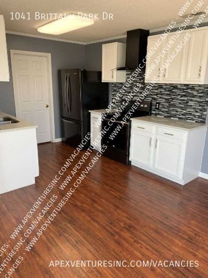 1041 Brittany Park Dr - Photo 3 of 10