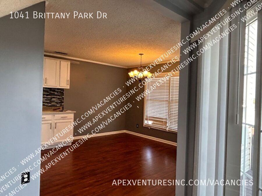 1041 Brittany Park Dr - Photo 4 of 10