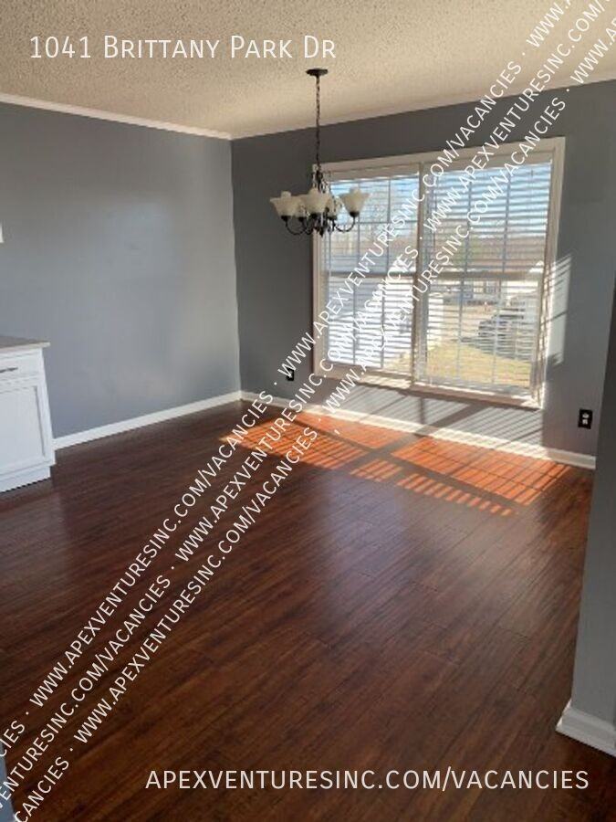 1041 Brittany Park Dr - Photo 5 of 10