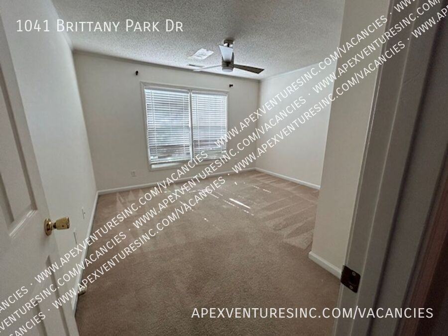 1041 Brittany Park Dr - Photo 6 of 10