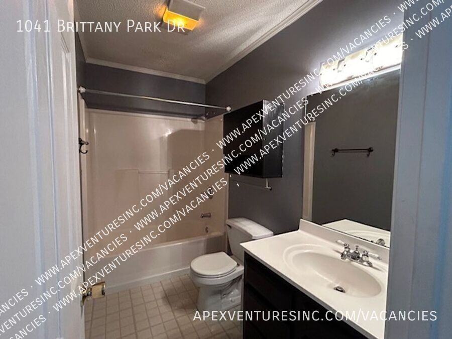 1041 Brittany Park Dr - Photo 7 of 10