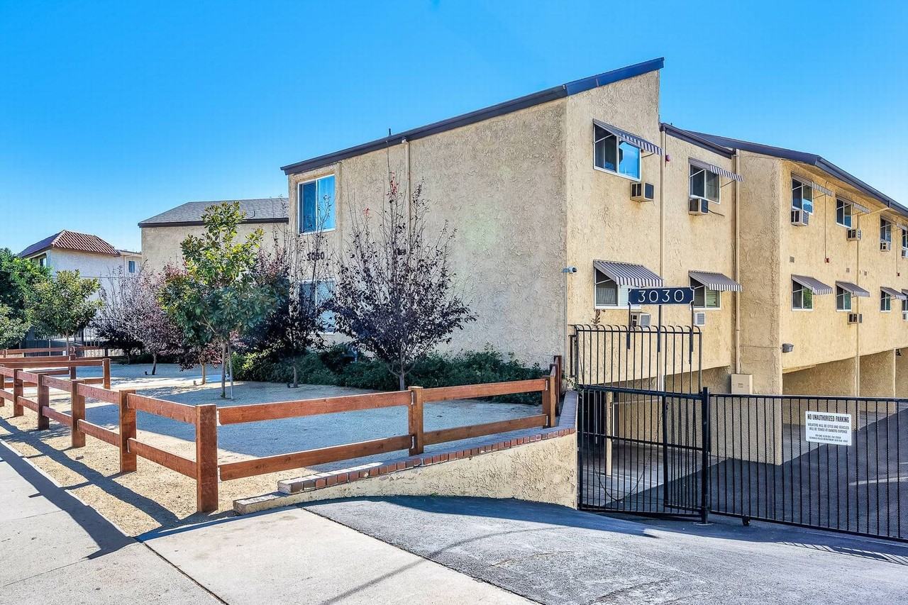 Montrose Villas - Photo 2 of 20