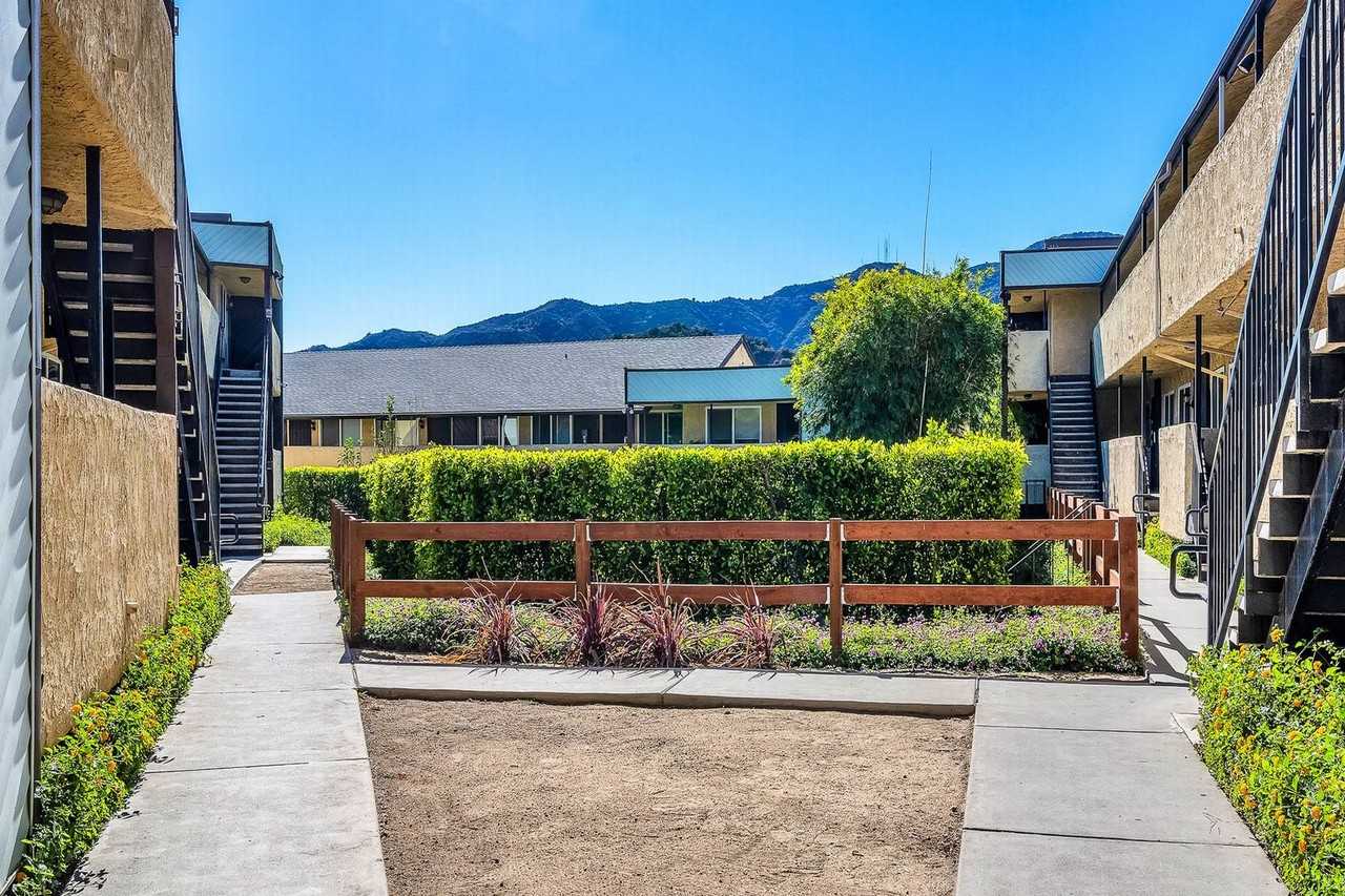 Montrose Villas - Photo 3 of 20