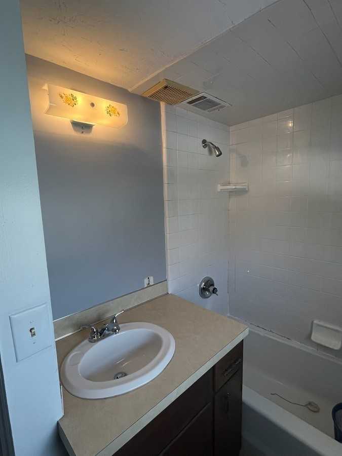 333 W Washington Ave #1-2 - Photo 5 of 9