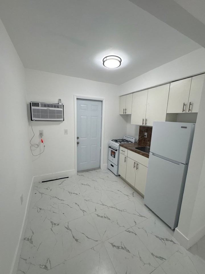 Studio in the Heart of Little Havana - Photo 7 of 10