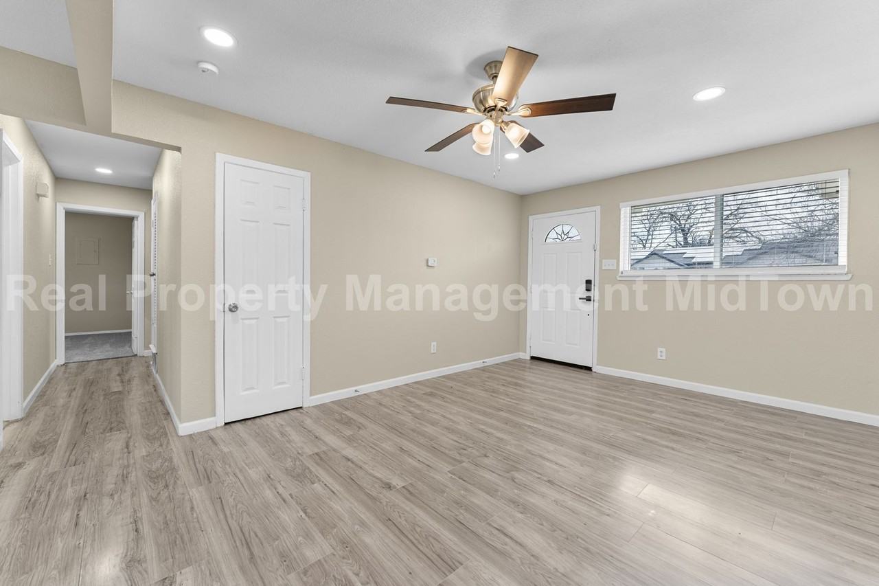 2801 Plaza St - Photo 4 of 24