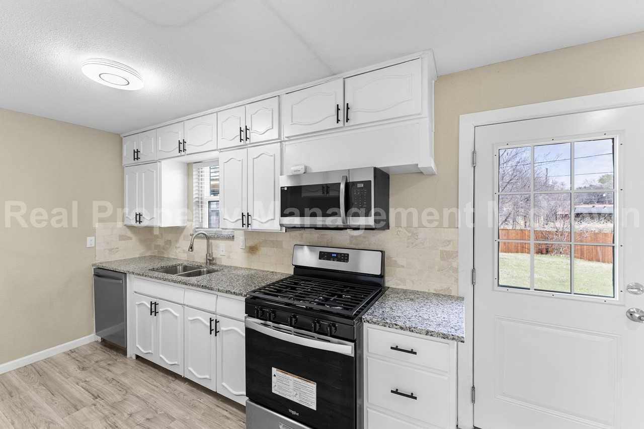 2801 Plaza St - Photo 7 of 24