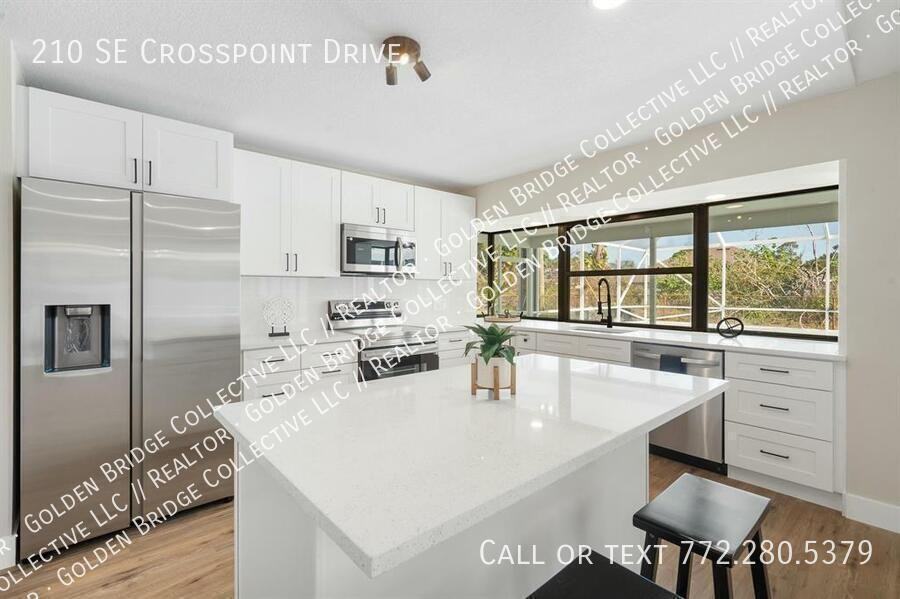 210 Se Crosspoint Dr - Photo 2 of 12