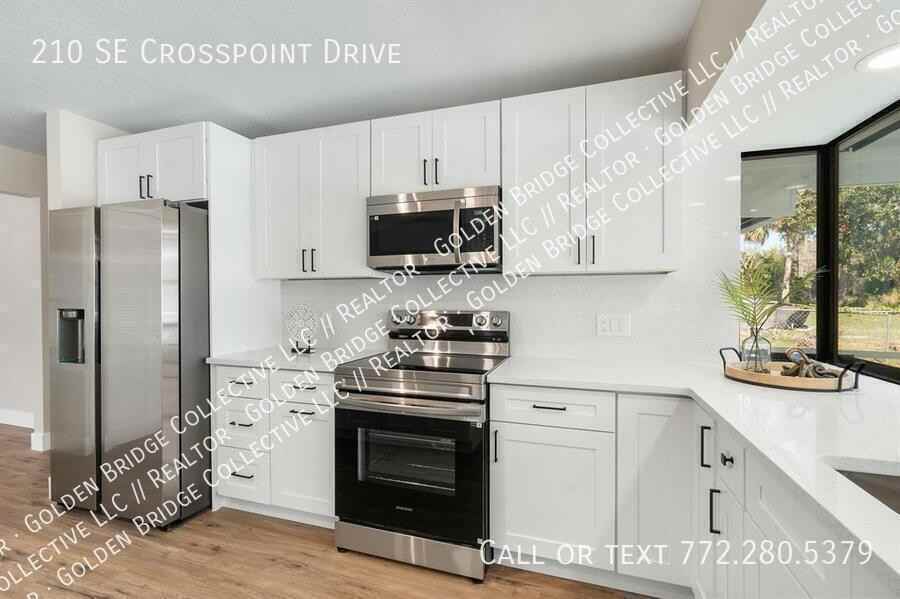 210 Se Crosspoint Dr - Photo 3 of 12