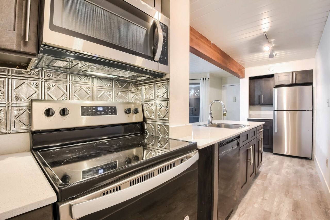 1343 N High St - Photo 4 of 18