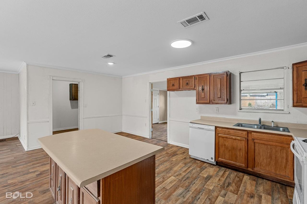 1136 Southland Park Dr - Photo 3 of 35