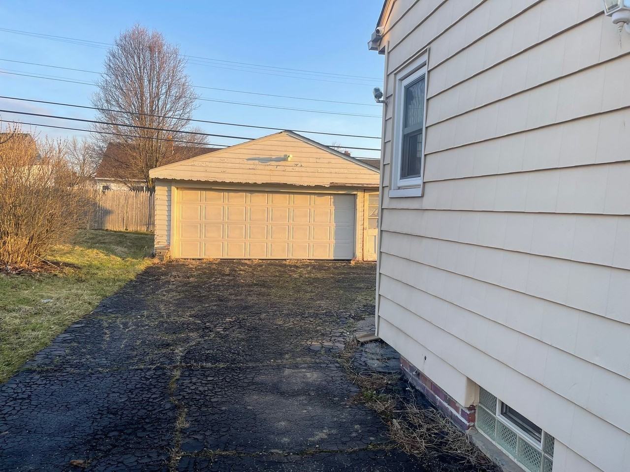 15717 Northwood Ave - Photo 2 of 18