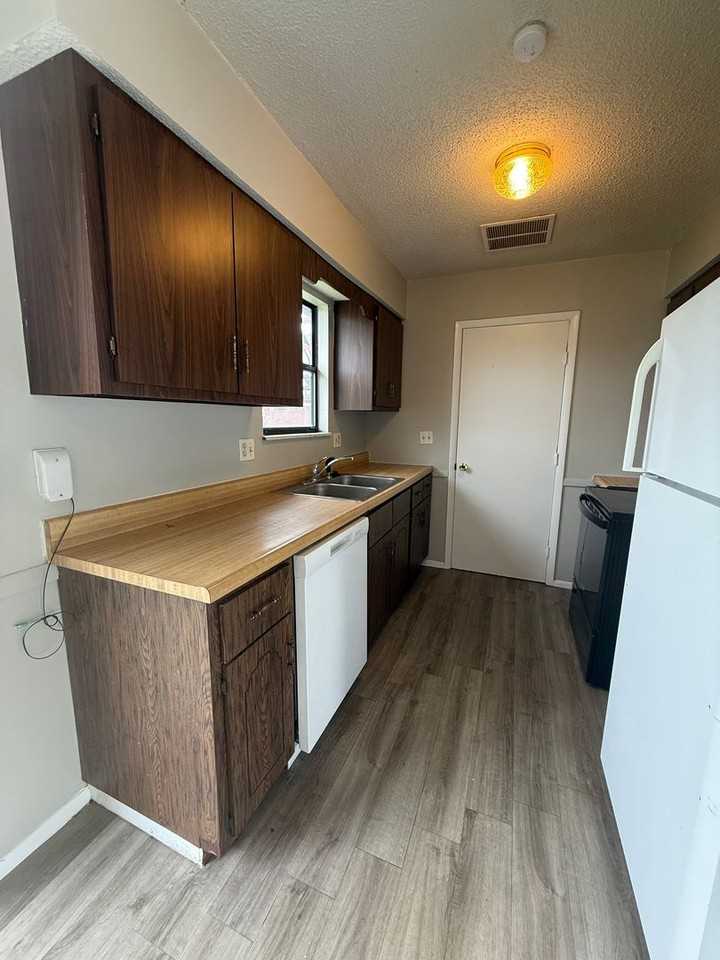 839 W Sunset St - Photo 5 of 10