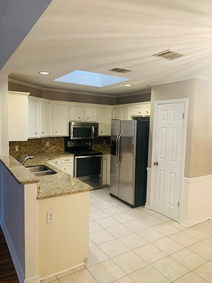 3325 Danbury Ct - Photo 3 of 6