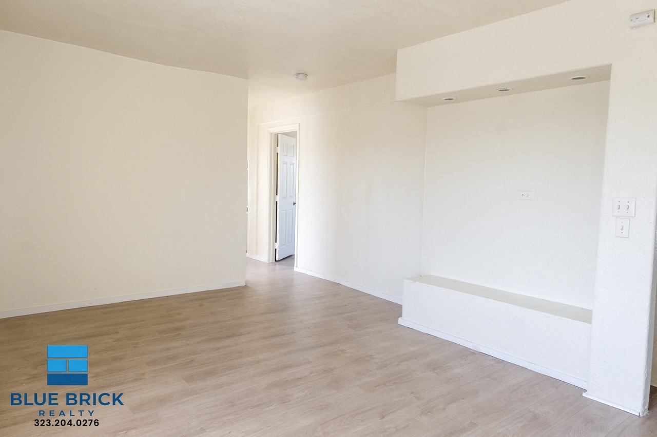 1403 W 53rd St - Photo 2 of 21