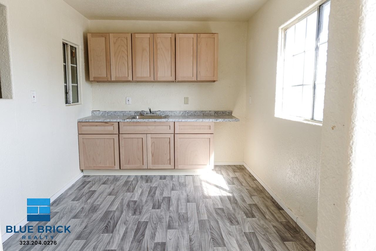 1403 W 53rd St - Photo 4 of 21