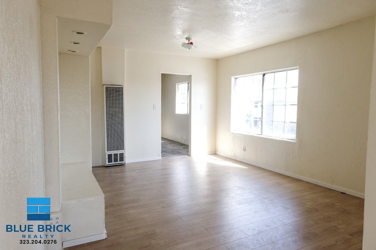 1403 W 53rd St - Photo 5 of 21