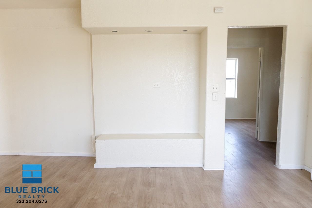 1403 W 53rd St - Photo 6 of 21