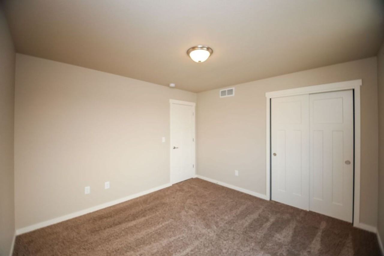 6987 Sumner St - Photo 4 of 43