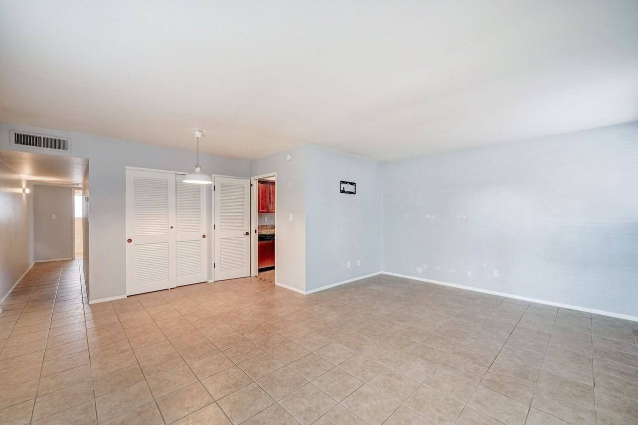 4204 N 38th St #8 - Photo 4 of 23