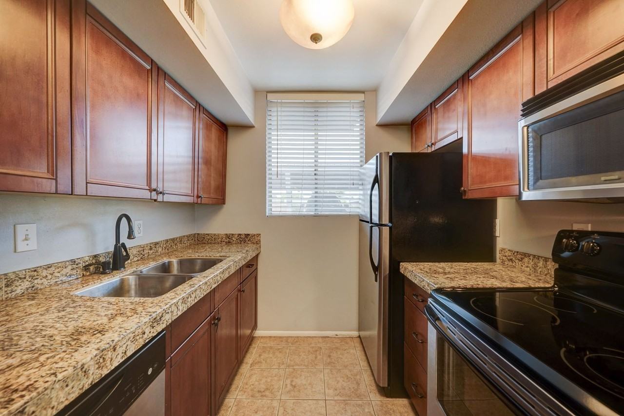 4204 N 38th St #8 - Photo 7 of 23